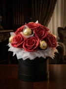 Flower Box z Ferrero Rocher Wieczne Róże Prezent Na Walentynki Dla Kobiet