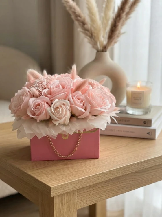 Flower Box Kwiaty Mydlane Róże w Torebce Prezent Na Dzień Kobiet Walentynki