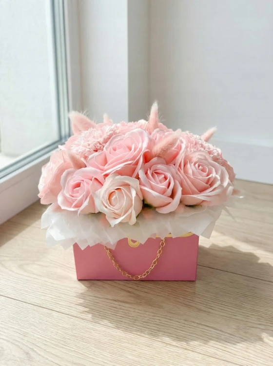 Flower Box Kwiaty Mydlane Róże w Torebce Prezent Na Dzień Kobiet Walentynki