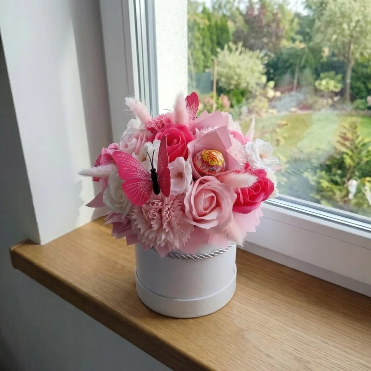 Zestaw Prezentowy Flower Box Mydlane Kwiaty Lizak Chupa Chups Motyl Różowy